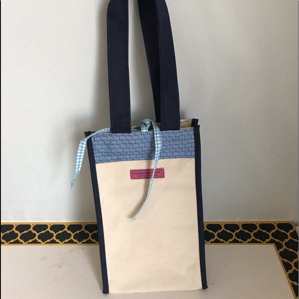 Vineyard vines bag for wines.  Perfect for a summer picnic.